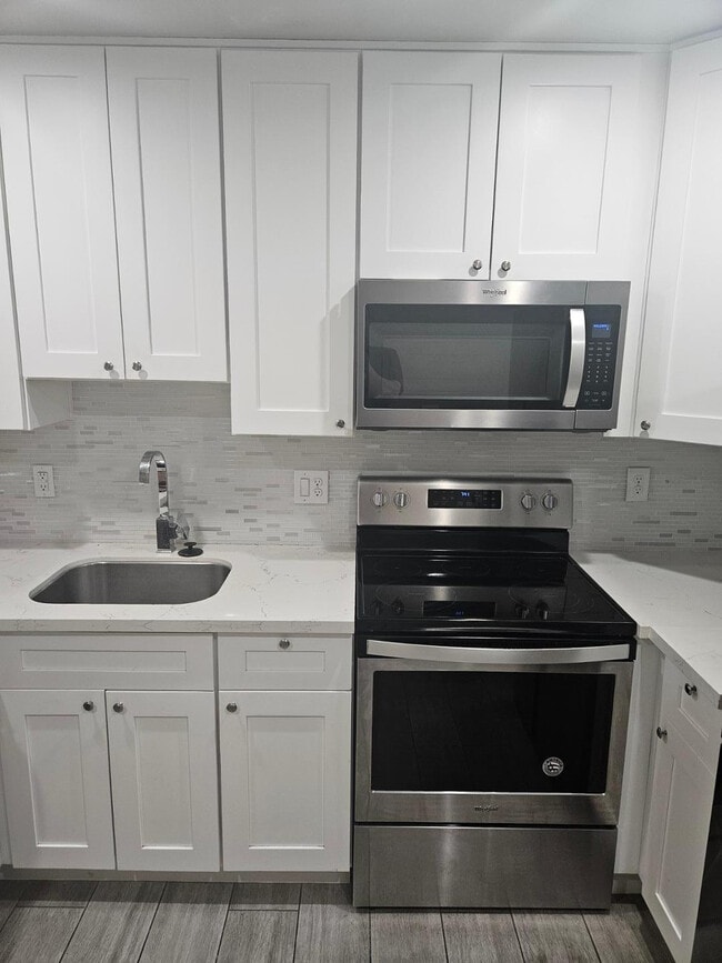 Building Photo - 935 E Roma Ave