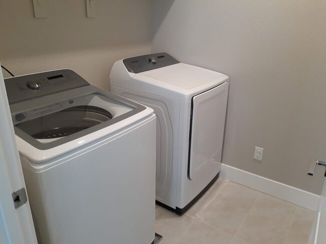 Foto del edificio - 3285 Falcon Ct