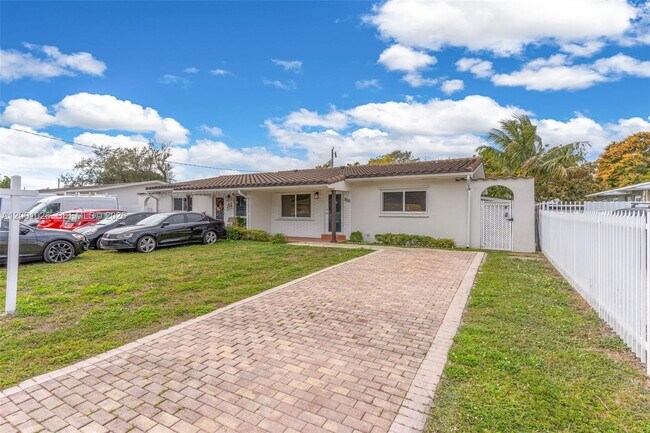 Building Photo - 310 SW 76th Ct