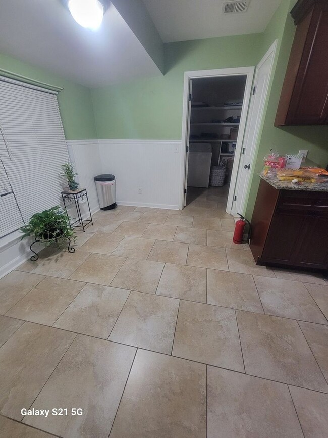 Foto del edificio - Spacious 4BR House in Savannah Near Mall & 95