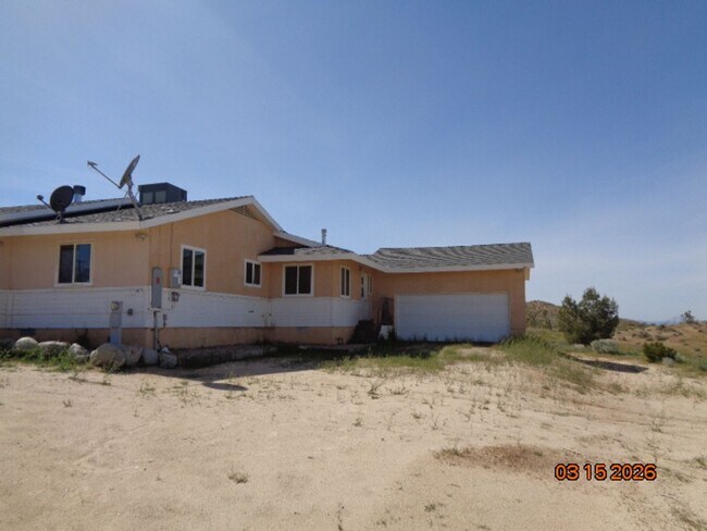 Building Photo - Sprawling and Spacious 8-acre Ranch Home