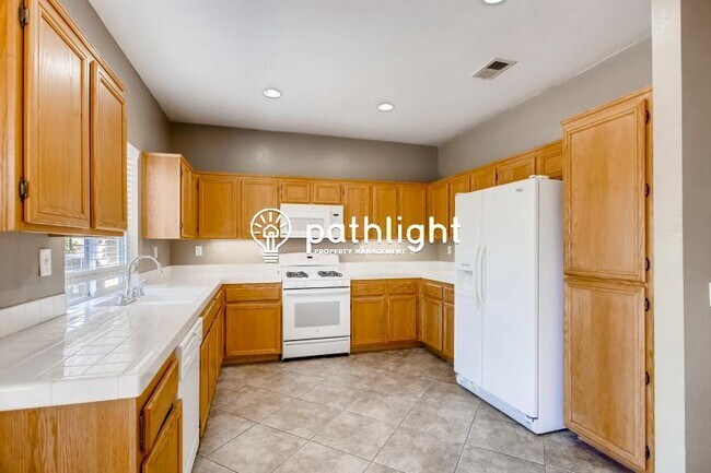 Building Photo - 756 Avenida Abeja