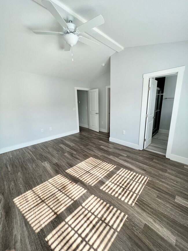 Foto del edificio - MOVE IN READY - FOUR Bedrooms! Master suite on both levels! Great Conway Location!