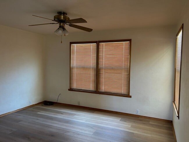 Foto del edificio - 2 bedroom, 1 bath home with lots of room inside and out.