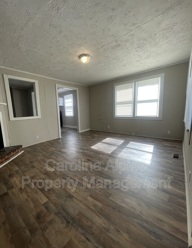 Building Photo - 424 S Maple St