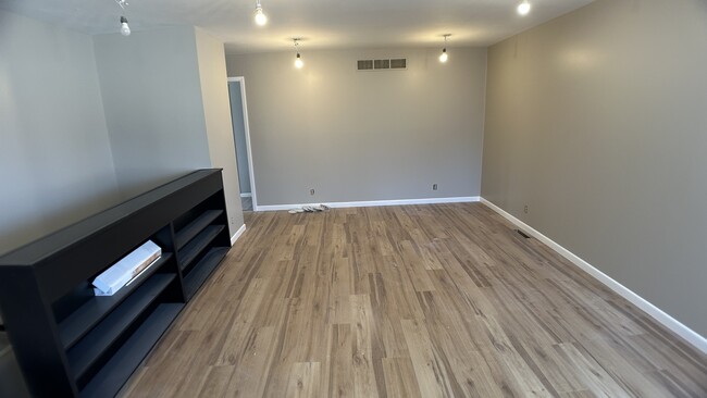 Building Photo - 205 Lakewood Dr