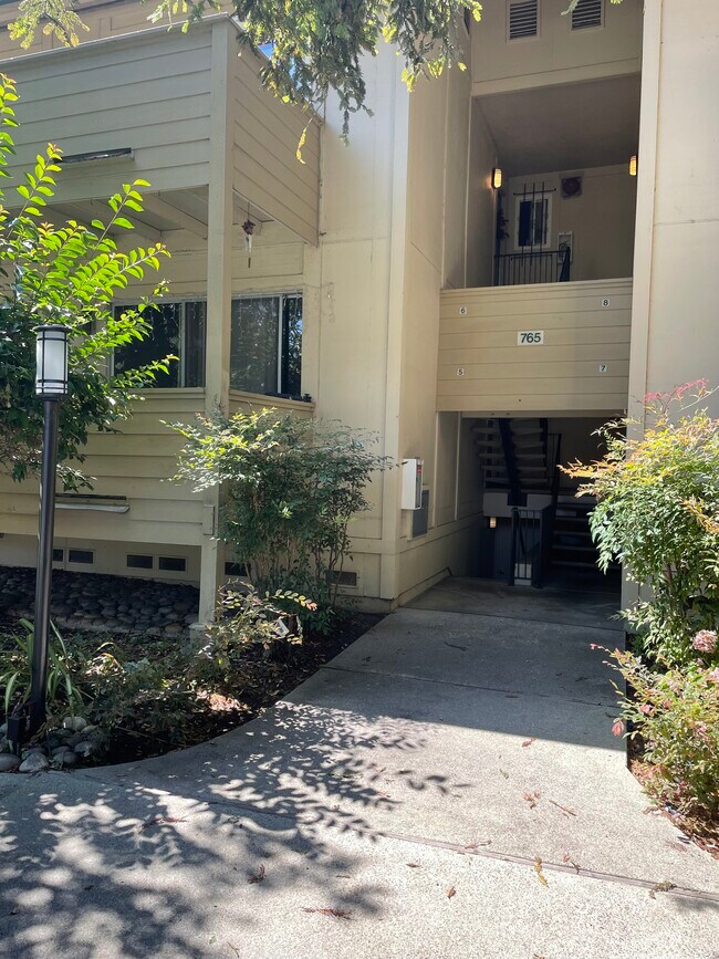 Building Photo - 765 N Fair Oaks Ave