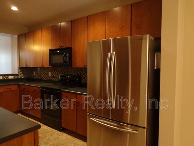 Building Photo - 3018 Freeport Dr