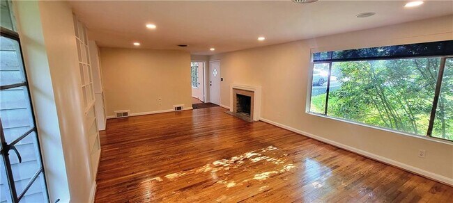 Foto del edificio - 2323 Adams Dr NW
