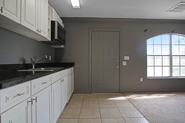 Building Photo - 2326 Fan Palm Dr