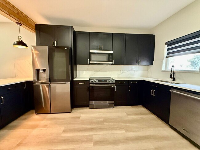 Building Photo - Modern Elegance for Rent in Prime San Anto...