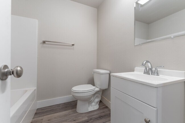 Building Photo - 1358 N Porter Rd