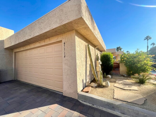 Building Photo - AVAILBLE NOW !! 2 Bedroom 2 Bathroom + Den...