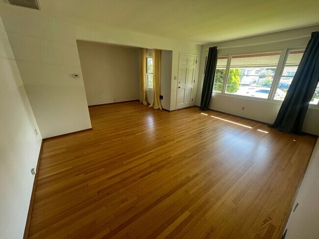 Foto del edificio - Normal Heights 3 Bedroom 2 Bath Home