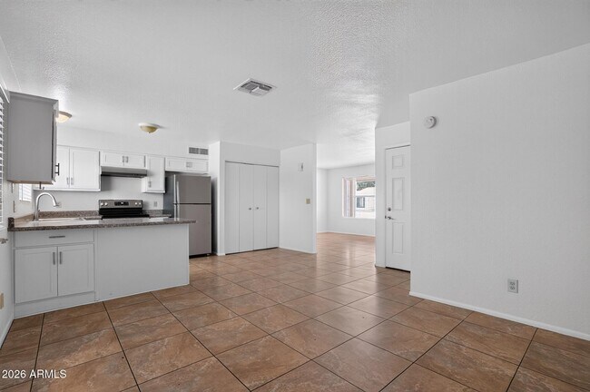 Foto del edificio - 6320 W Carol Ave