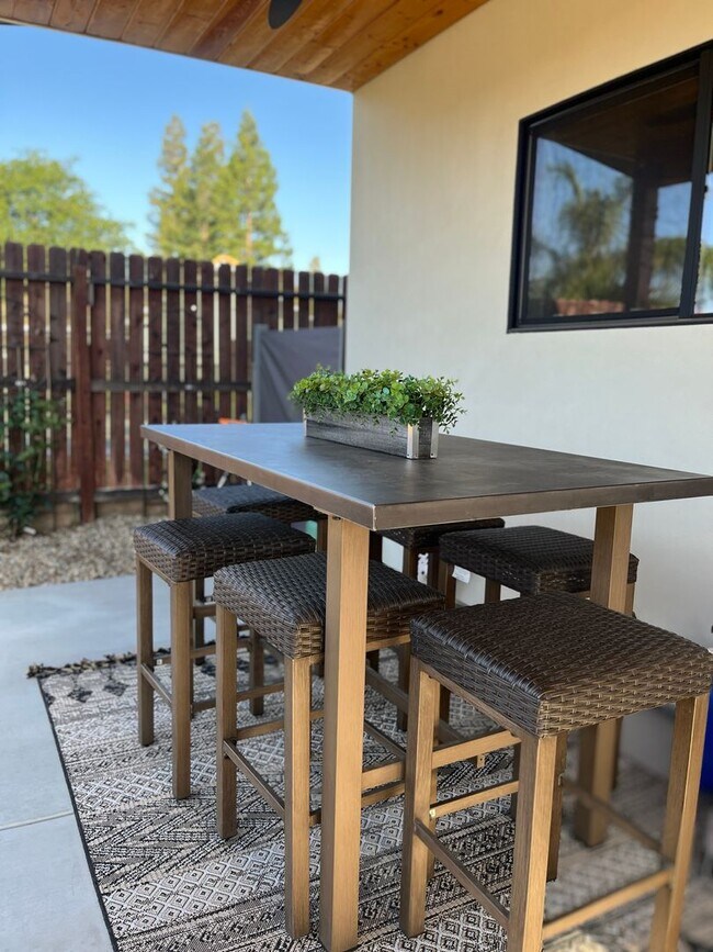 Foto del edificio - Backyard Cottage-Newer 2 Bedroom/2 Bath Unfurnished/Furnished Oasis for Lease