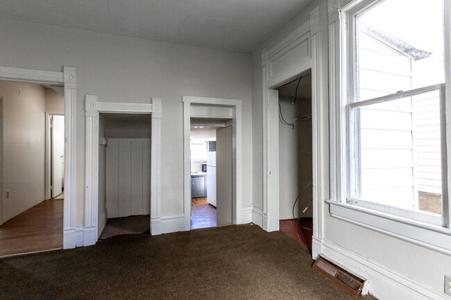 Building Photo - 405 Forest Ave