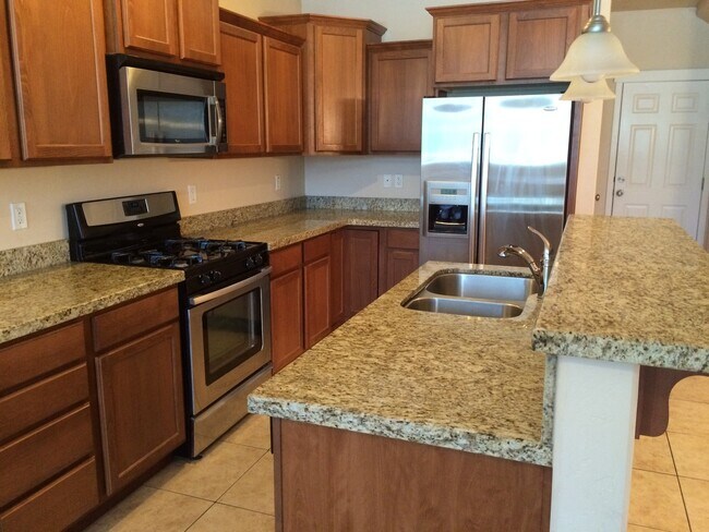 Building Photo - Luxury 3 Bedroom Townhome Available Now!!