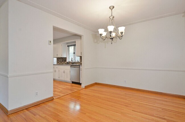 Foto del edificio - Spacious 5-Bed 3-Bath Home in Edina - Available Now!