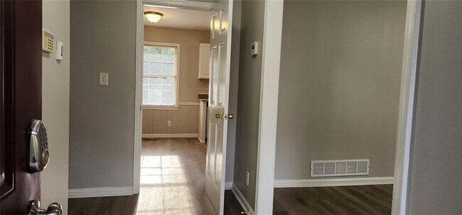 Foto del edificio - 401 Barbashela Dr