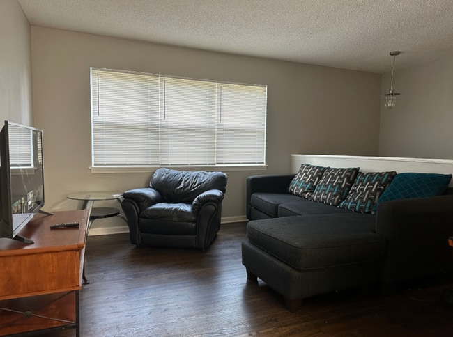 Building Photo - Spacious 4-Bedroom Home with Den, Fenced Yard & 3-Car Garage. Available Late July!