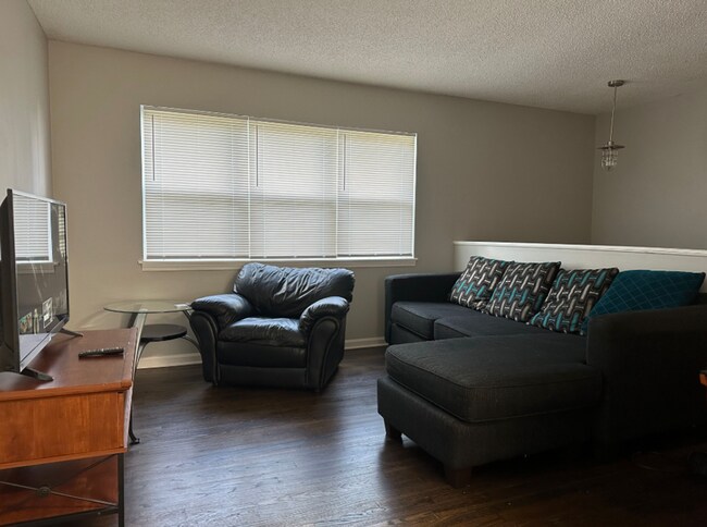 Foto del edificio - Spacious 4-Bedroom Home with Den, Fenced Yard & 3-Car Garage. Available Late July!