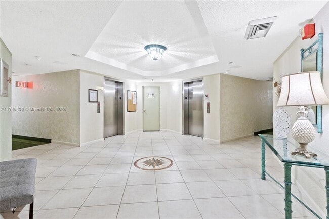 Building Photo - 1100 St Charles Pl