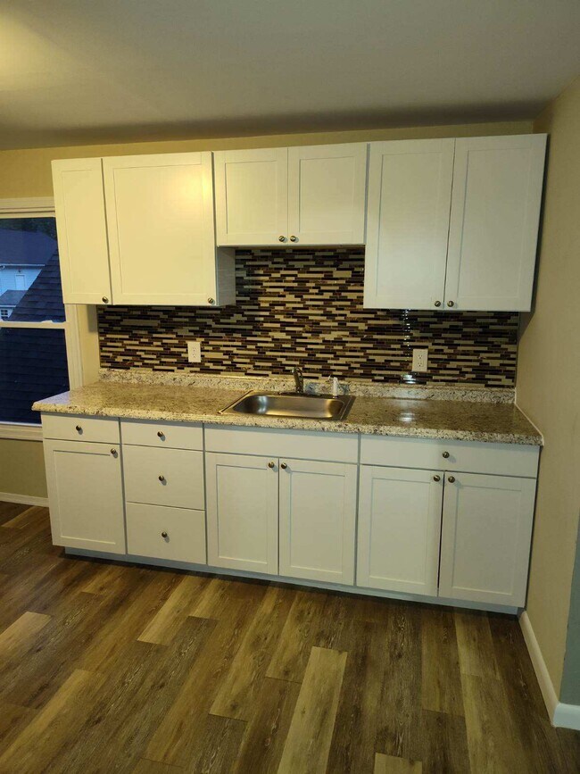 Kitchen - 951-2 Carmalt St