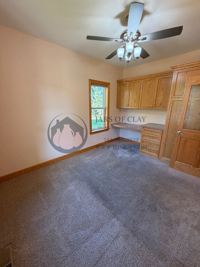 Foto del edificio - Custom Built Home with Lots of Unique Amenities- Workshop Area Plus 2 Car Garage!