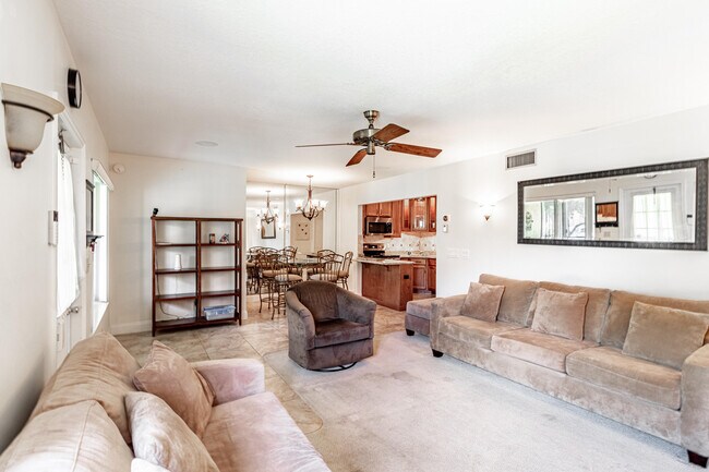Building Photo - 302 Pine Ridge Cir