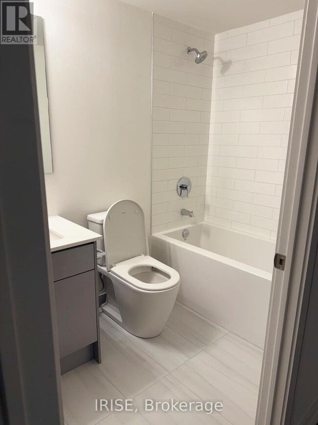 Photo du bâtiment - 2 Manderley Dr