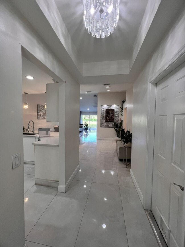 Foto del edificio - Fantastic, Weston Waterfront 3/2 PLUS Office in Gated Savanna