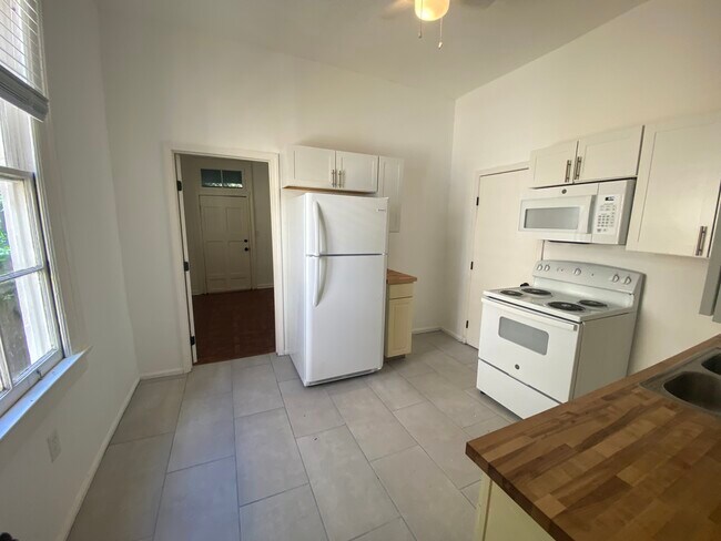 Kitchen - 2925 Banks St