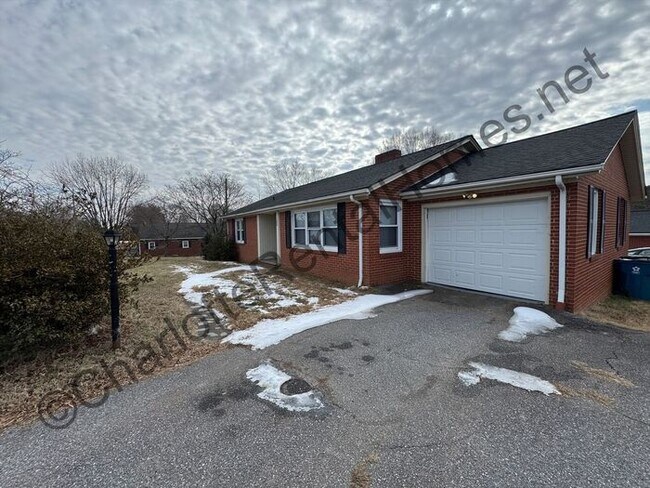 Foto del edificio - Brick ranch with brick workshop