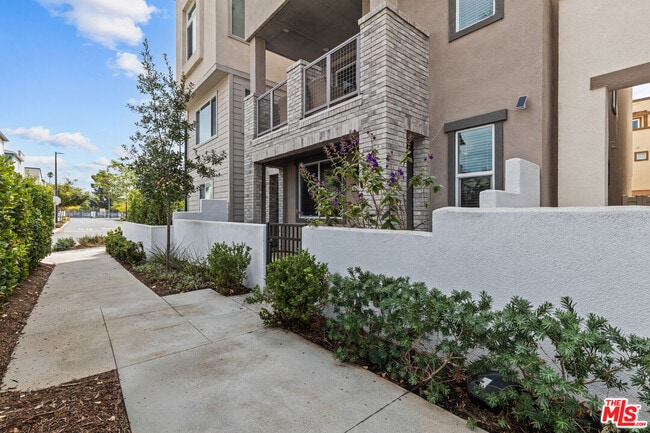 Building Photo - 625 Daniel Freeman Cir