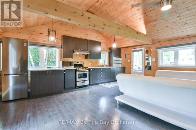 Building Photo - 578 Oxbow Park Dr
