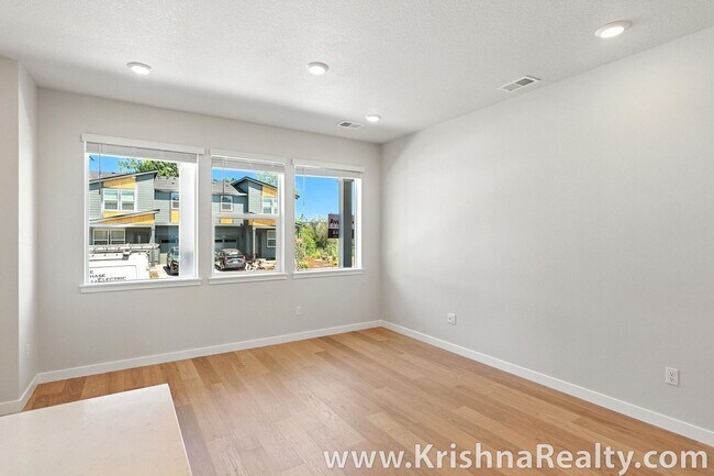 Foto del edificio - Modern *NEW CONSTRUCTION* 3 BD* 2.5 BA Tow...