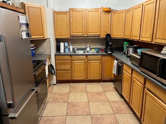 Full kitchen - 2103 Golfview Ct