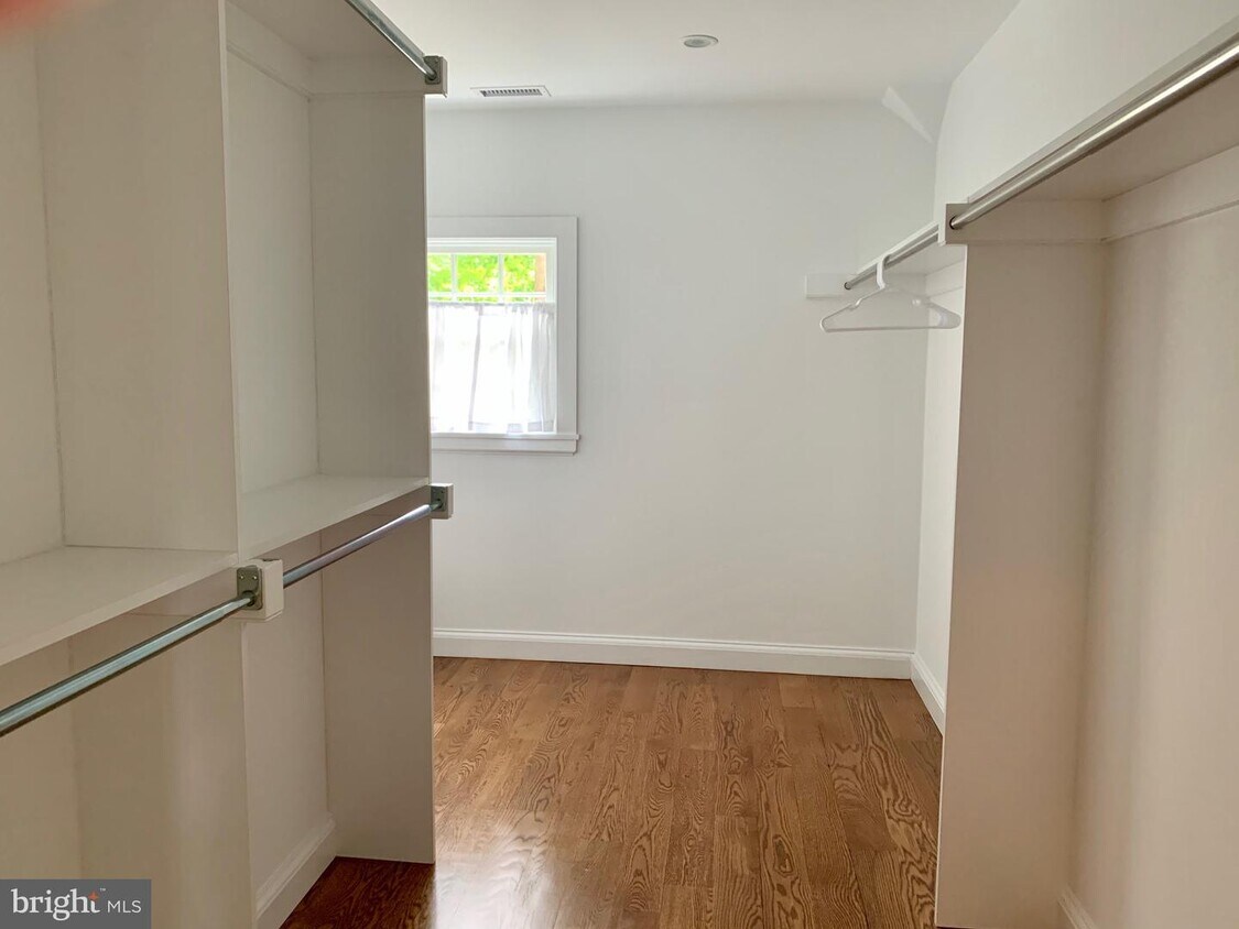 Primary Photo - 32 Mill Ln