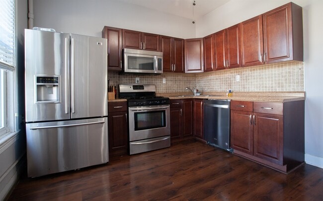 Building Photo - 18 Howard Pl