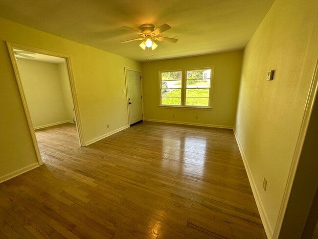 Building Photo - Updated 3 Bedroom House