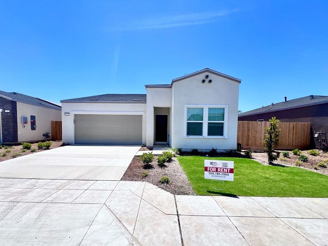 Foto principal - $2,595 Fowler & Dakota, 4 Bedroom 2 Bathro...