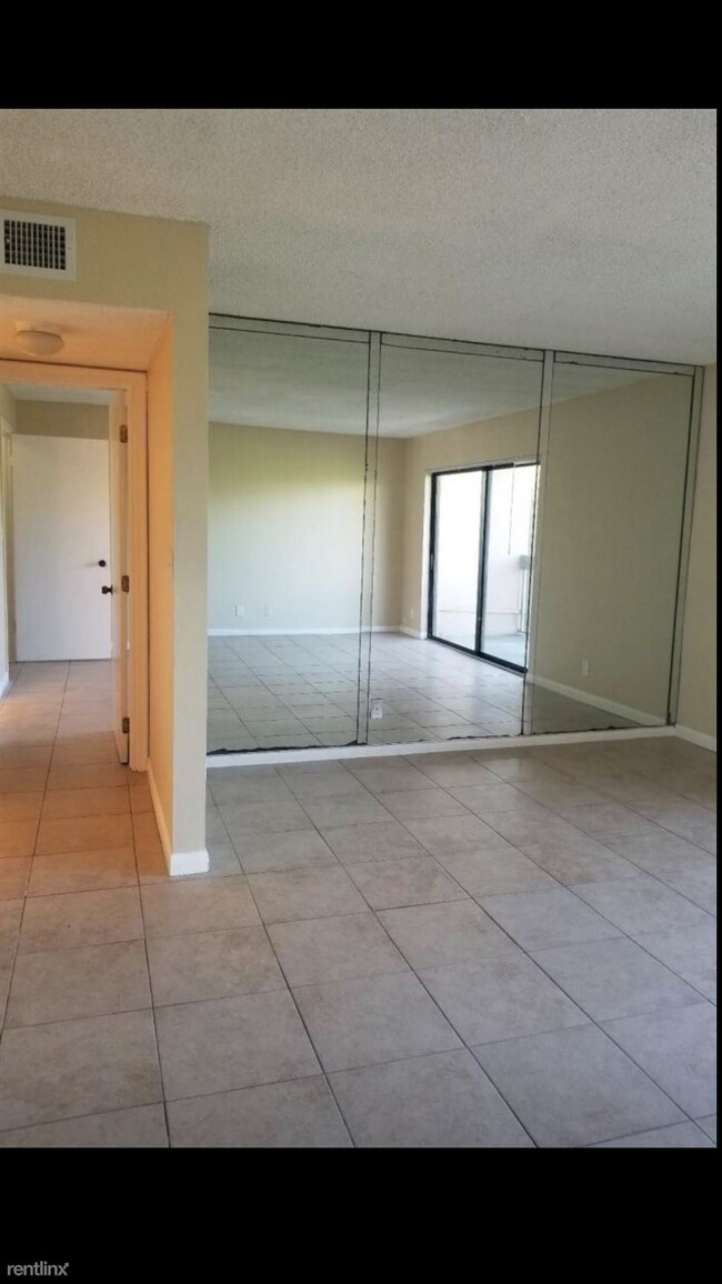 Building Photo - 1 br, 1 bath  - Presidential Golfview