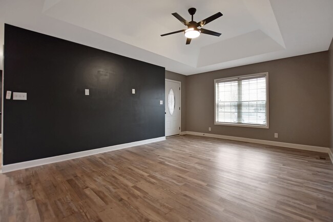 Building Photo - Pet Friendly Three Bedroom!