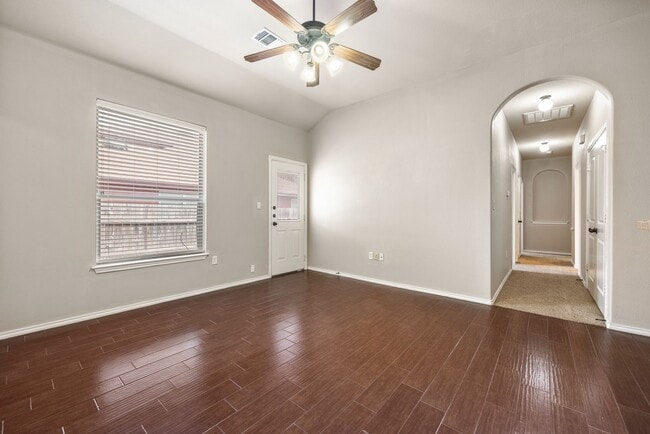 Foto del edificio - NICE 3 BEDROOM DUPLEX LOCATED IN NEW BRAUN...