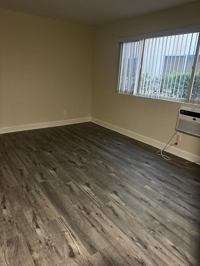 Building Photo - 4324 Mammoth Ave LLC