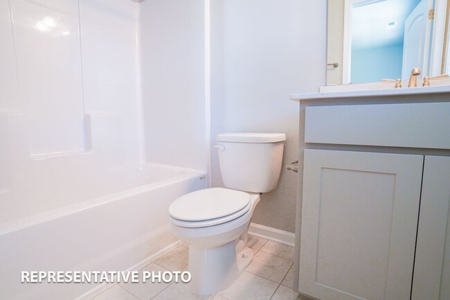 Foto del edificio - END UNIT 2 Bed/2.5 Bath Townhome-Close to ...