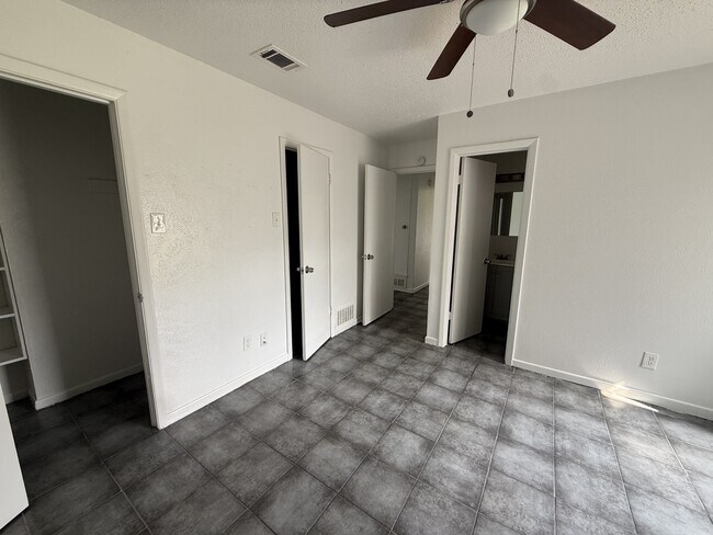 Foto del edificio - 3026 Lourdes St