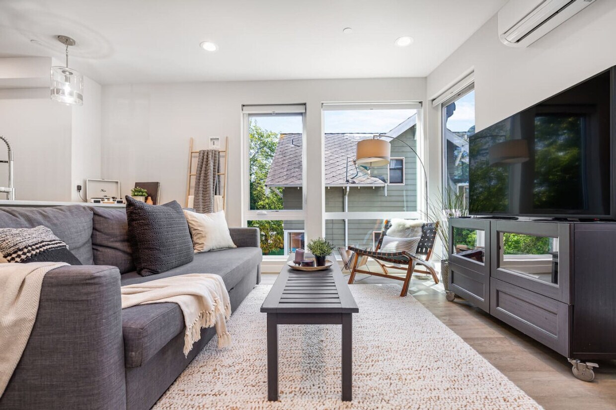 Foto principal - 4428 4th Ave NE