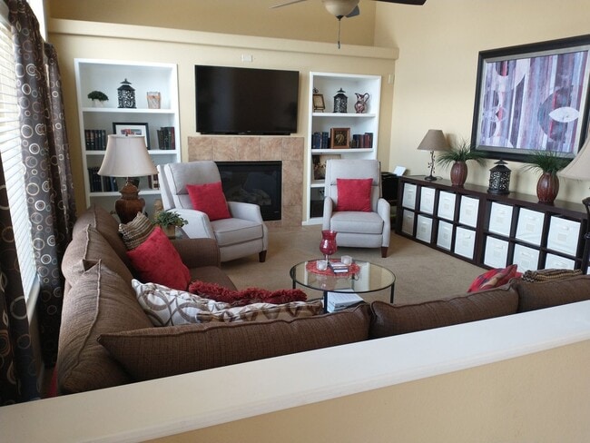 Building Photo - Beautiful 4 Bed 2.5 Bath + High Quality Up...